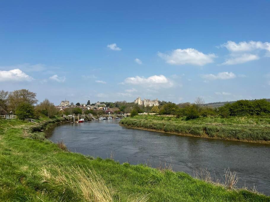 Quirky 1 Bedroom Barn On The River In Arundel Exterior foto
