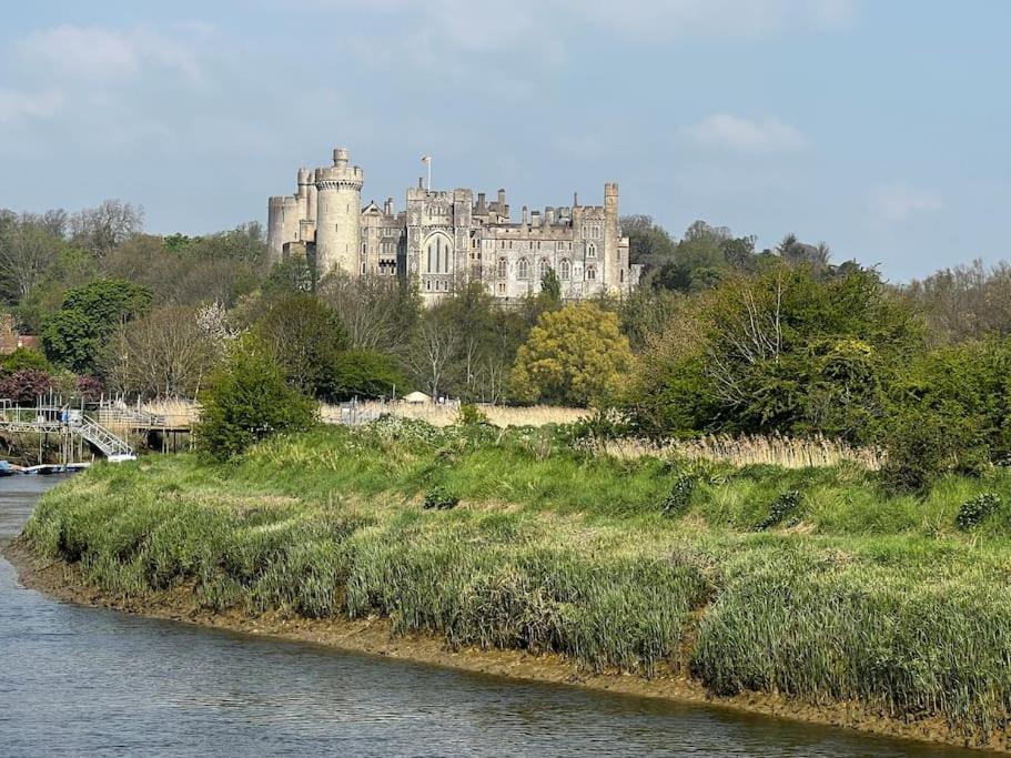 Quirky 1 Bedroom Barn On The River In Arundel Exterior foto