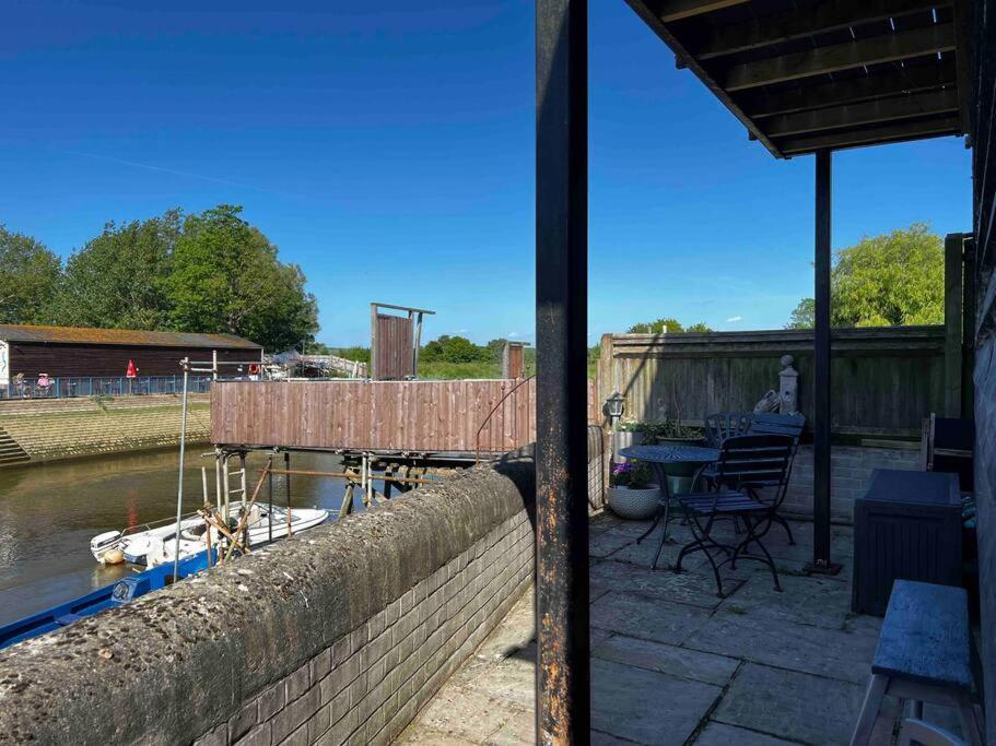 Quirky 1 Bedroom Barn On The River In Arundel Exterior foto