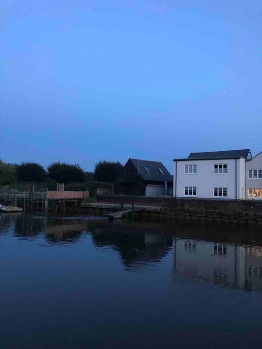 Quirky 1 Bedroom Barn On The River In Arundel Exterior foto