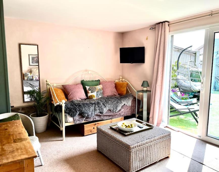 Quirky 1 Bedroom Barn On The River In Arundel Exterior foto
