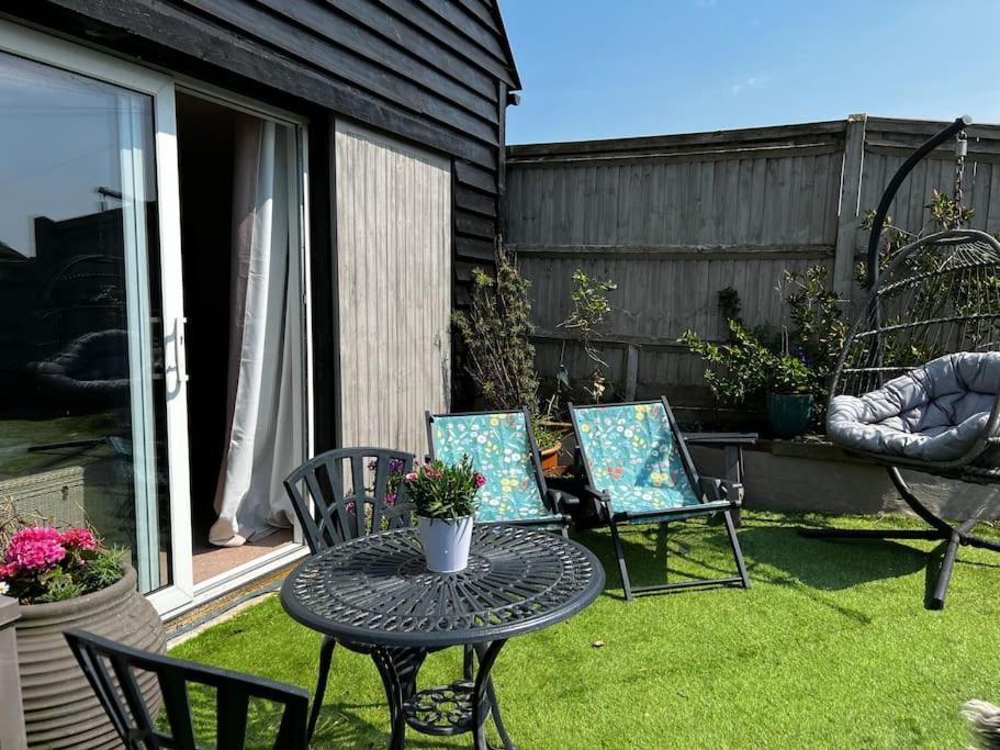 Quirky 1 Bedroom Barn On The River In Arundel Exterior foto